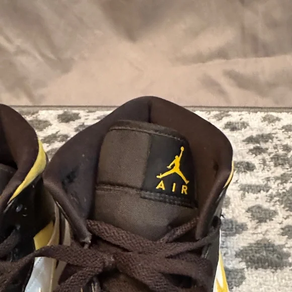 Nike Men's Black and Yellow Jordan - Picture 6 of 7